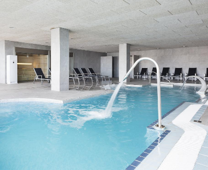 Foto de la piscina cubierta con chorros de agua que se encuentra en el Hotel Best Complejo Negresco