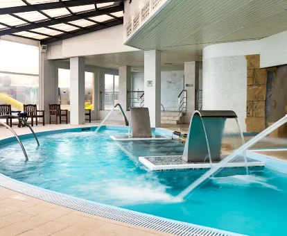 Foto de la piscina cubierta con carcadas y chorros de agua del Hotel Best Sabinal 
