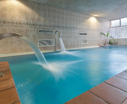 Foto de la piscina cubierta con cascadas del Hotel Best Triton
