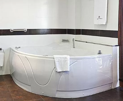 Foto de la bañera de hidromasaje que se encuentra en la Suite del Hotel Campos de Baeza
