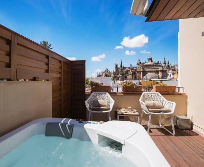 Foto de la terraza con bañera de hidromasaje del Hotel Casa 1800 Sevilla
