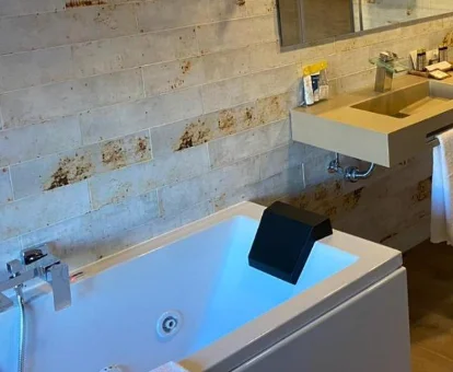 Foto de la bañera de hidromasaje que se encuentra en una de las habitaciones del Hotel Casblanca Boutique