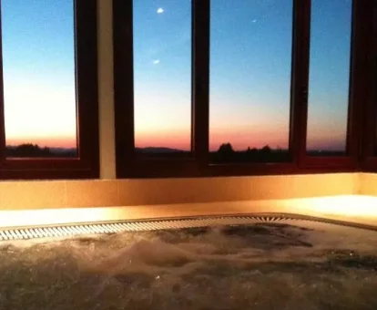 Foto del jacuzzi con preciosas vistas del amanecer en el Hotel Château Viñasoro 
