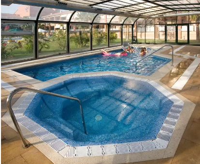 Foto del spa con jacuzzi y piscina cubierta del Hotel Clipper & Villas