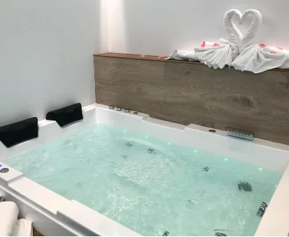 Foto de la bañrea de hidromasaje para dos personas que sse encuentra en el Hotel Concordia Barcelona