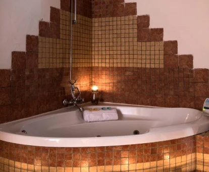 Foto de la bañera de hidromasaje privada que puedes encontrar en una de las habitaciones del Hotel de Naturaleza Rodalquilar & Spa Cabo de Gata 
