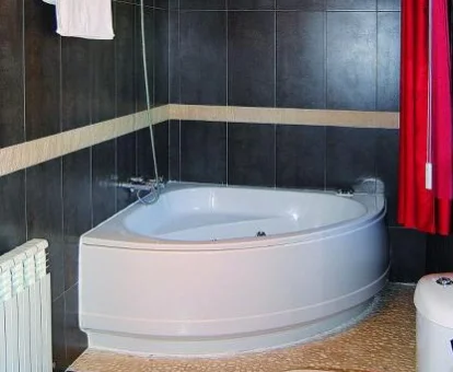 Foto de la bañera de hidromasaje que se encuentra en la Habitación Doble Superior del Hotel Dom