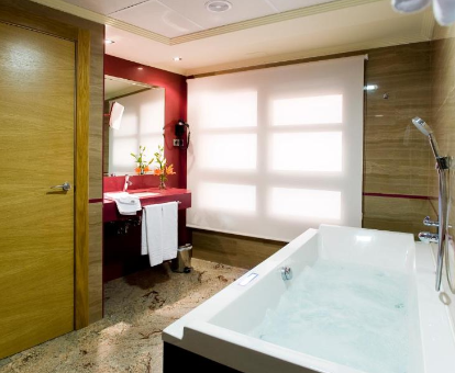 Foto de la bañera de hidromasaje que se encuentra en la Suite Junior del Hotel El Churra
