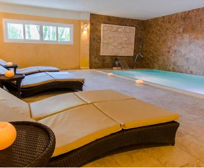 Foto del spa con velas aromáticas y tumbonas del Hotel El Cortijo de Zahara 

