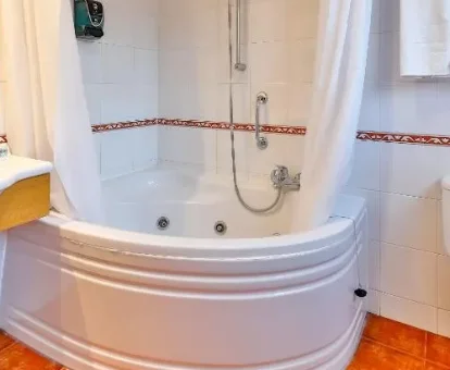 Foto de  la bañera de hidromasaje que se encuentra en una de las habitaciones del Hotel El Cruce 
