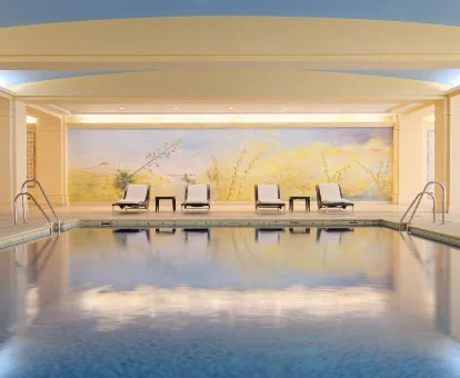 Foto de la piscina cubierta que se encuentra en el hotel de 5 estrellas Hotel Envia Almería Spa & Golf 
