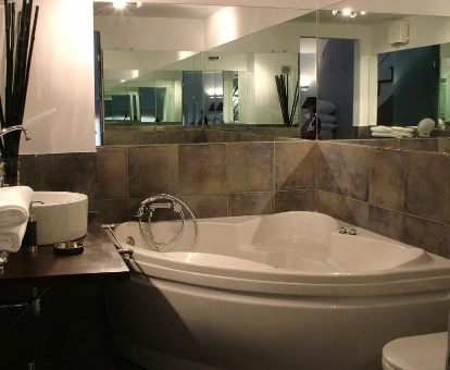 Foto de la bañera de hidromasahje ubicada en la Suite del Hotel Fuentenueva
