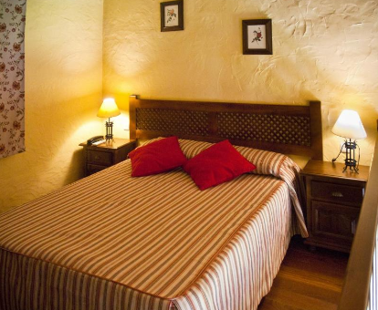 Foto de la cama que se encuentra en la habitación doble del Hotel Galaroza Sierra
