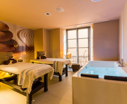 Foto de la sala con bañera de hidromsaje para dos personas y tumbonas para masaje que se encuentra en el Hotel Gran Claustre Restaurant & Spa