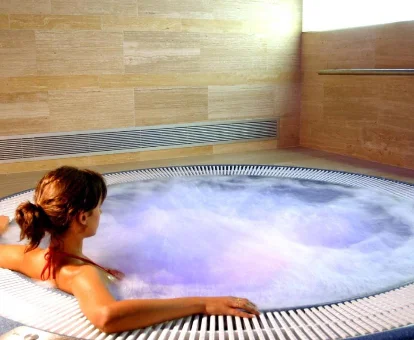 Foto de una mujer en el jacuzzi del spa que se encuentra en el Hotel Hyltor