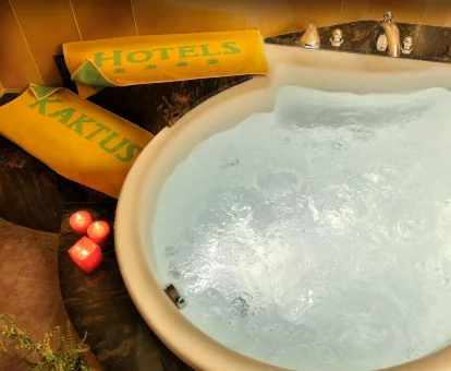Foto del jacuzzi privado de la Suite Junior Deluxe que se encuentra en le Hotel Kaktus Albir 

