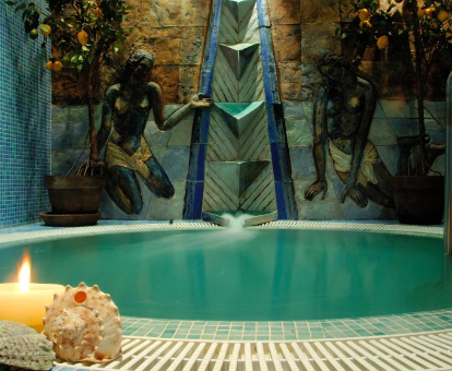 Foto del jacuzzi con dos estatuas de mujeres en el Hotel La Laguna Spa & Golf
