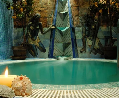 Foto del jacuzzi con dos estatuas de mujeres en el Hotel La Laguna Spa & Golf 

