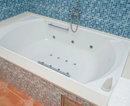 Foto de la bañera de hidromasaje de la habitación grande del Hotel La Posada 
