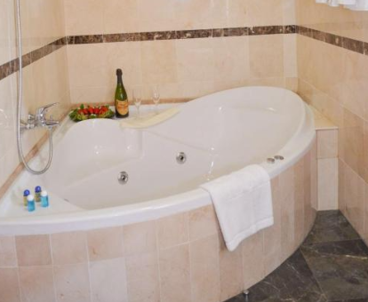 Foto de la bañera de hidromasaje que se encuentra en el suite del Hotel Malena