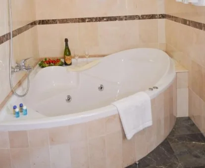 Foto de la bañera de hidromasaje que se encuentra en el suite del Hotel Malena