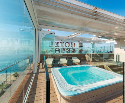 Foto del romántico jacuzzi con vistas al mar que se encuentra en la azotea del Hotel Marsol