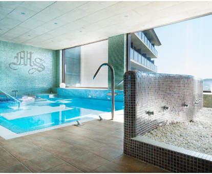 Foto del spa con piscina cubierta y ducha de sensaciones del Hotel Mas Solà