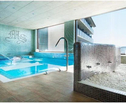 Foto del spa con piscina cubierta y ducha de sensaciones del Hotel Mas Solà