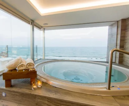 Foto del jacuzzi con vistas al mar del Hotel Meridional