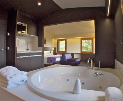 Foto de la habitación con jacuzzi privado que se encuentra en el Hotel Mirador de Lles