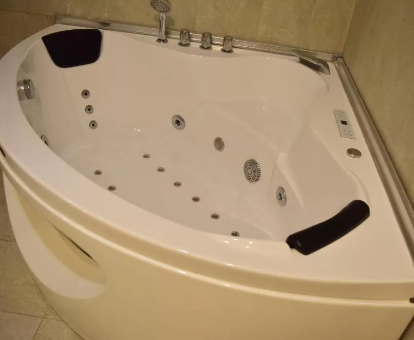Foto de la bañera de hidromasaje que se encuentra en la Suite del Hotel Palaterna
