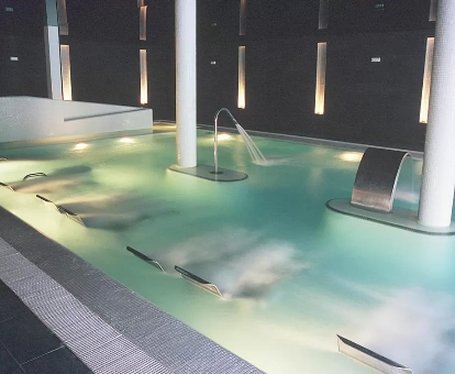 Foto del spa con camas y chorros de agua del Hotel Real Balneario Carlos III
