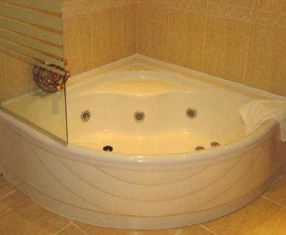 Foto de la bañera de hidromasaje que se encuentra en el Hotel Real Castillo
