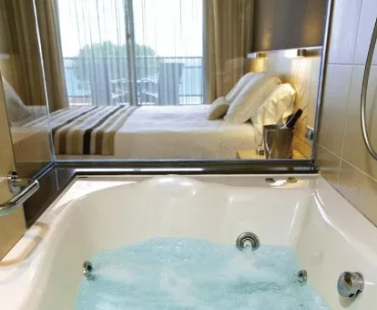 Foto de la habitación con jacuzzi privado del Hotel Restaurant Sant Pol