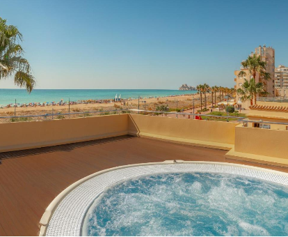 Foto del jacuzzi en la azotea con vistas al mar del Hotel RH Casablanca Suites
