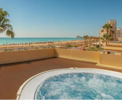 Foto del jacuzzi en la azotea con vistas al mar del Hotel RH Casablanca Suites 
