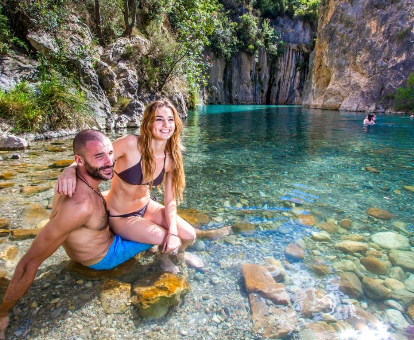 Foto de una pareja en las piscinas naturales del río Mijares, del Hotel Rosaleda del Mijares
