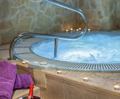 Foto del jacuzzi con velas aromáticas que se encuentra en el spa del Hotel Rosaleda Don Pedro 
