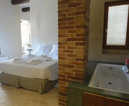Foto de la bañera de hidromasaje ubicada en la habitación del hotel rural solo para adultos Cal Torner