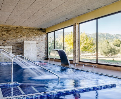 Foto del spa con chorros de agua y cascada que se encuentra en el Hotel Rural Los Nogales
