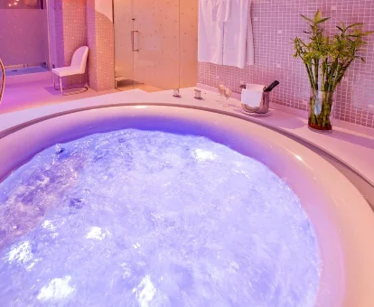 Foto del jacuzzi con chorros de agua que se encuentra en el spa del Hotel Serhs Rivoli Rambla
