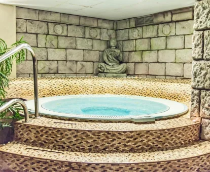 Foto del jacuzzi con decoración asiática del Hotel Spa Cádiz Plaza 
