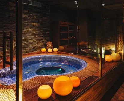 Foto del jacuzzi con decoración oriental del Hotel Swiss Moraira 
