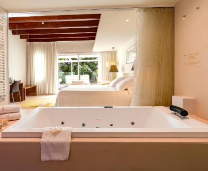 Foto de la suite con bañera de hidromasaje privada en la habitación que se encuentra en el Hotel Tancat de Codorniu