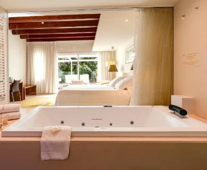 Foto de la suite con bañera de hidromasaje privada en la habitación que se encuentra en el Hotel Tancat de Codorniu