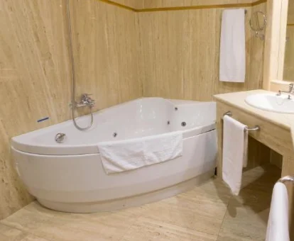 Foto de la bañera de hidromasaje del Hotel Traíña
