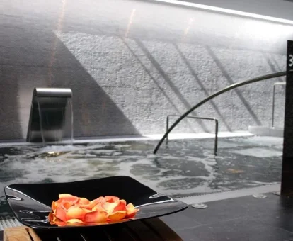 Foto de la piscina de hidromasaje cubierta que se encuentra en el Hotel Veracruz Plaza & Spa 
