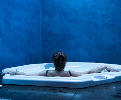 Foto de una mujer dándose un baño en el jacuzzi del Hotel Viento10

