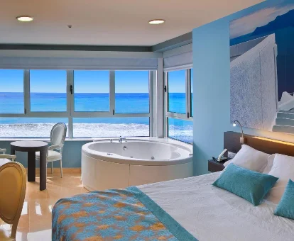 Foto de la habitación con bañera de hidromasaje que se encuentra en el Hotel Villa del Mar 

