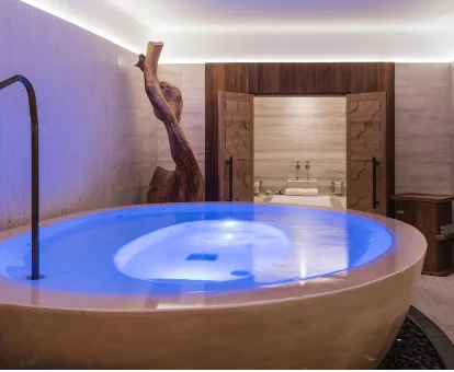 Foto del jacuzzi redondo que se encuentra en la zona de spa del Hotel Villa Magna de Madrid